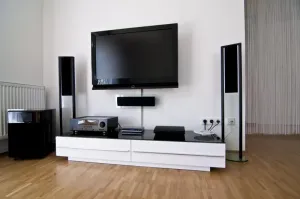Telewizja kablowa, satelitarna czy internetowa – jaką wybrać?